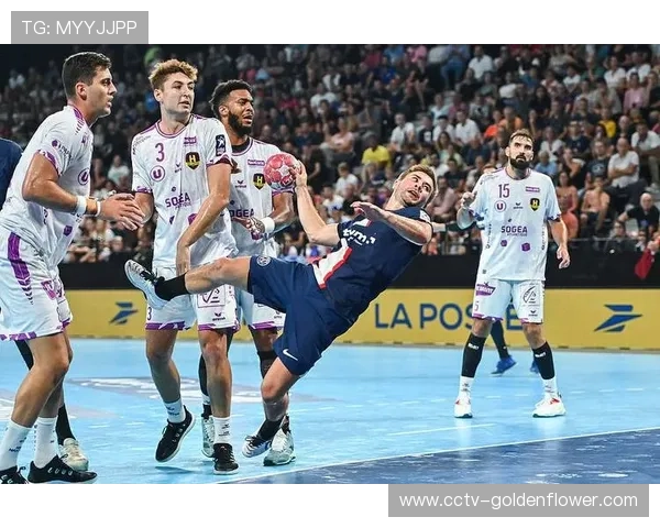 雷恩公园球场气氛火热，主队4-1大胜斯特拉斯堡